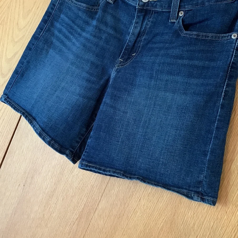 Levi’s women’s size 29 or 8 cotton poly spandex denim blue jean shorts full cut